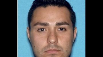 Henry Solís, de 27 años y agente novato del LAPD, es prófugo de la justicia desde el lunes por la muerte de un hombre de 23 años en Pomona.