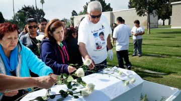 Familiares despiden a Gisella y Dillan, quienes fallecieron en un incendio provocado en marzo del 2014.