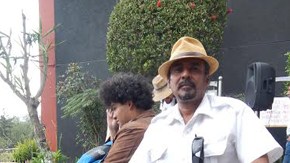 Carlos Ramírez (gorra blanca) y Edgardo Melgar (sombrero) buscan hablar con el presidente.