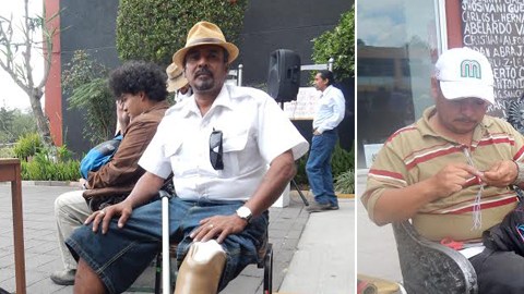 Carlos Ramírez (gorra blanca) y Edgardo Melgar (sombrero) buscan hablar con el presidente.