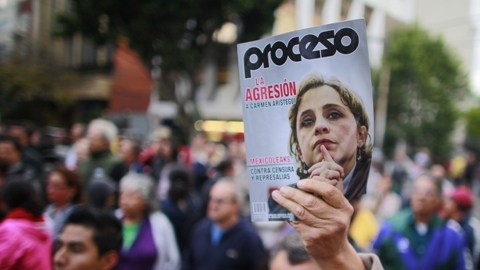 Algunos ciudadanos cargaron en alto ejemplares de la revista Proceso, cuya edición de esta semana tiene en la portada el caso de la periodista.