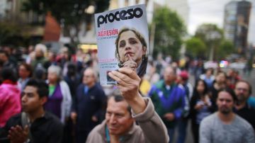Algunos ciudadanos cargaron en alto ejemplares de la revista Proceso, cuya edición de esta semana tiene en la portada el caso de la periodista.