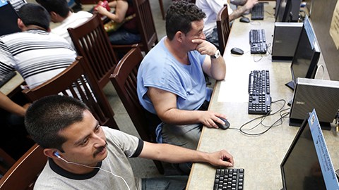Los latinos de LA son la mayoría de los visitantes de las bibliotecas públicas.