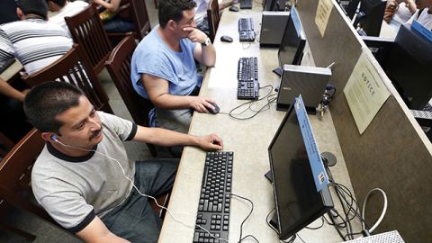 Los latinos de LA son la mayoría de los visitantes de las bibliotecas públicas.