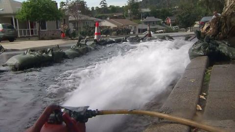 Antes de anunciarse las regulaciones, el LADWP mandó 70 mil galones de agua a las calles de Eagle Rock.