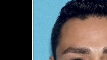 Henry Solís, de 27 años y exagente del LAPD, es prófugo de la justicia desde el lunes por la muerte de un hombre de 23 años en Pomona.