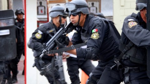 Simulacro de enfrentamiento y liberación de secuestrado durante un entrenamiento de la Fuerza Civil.