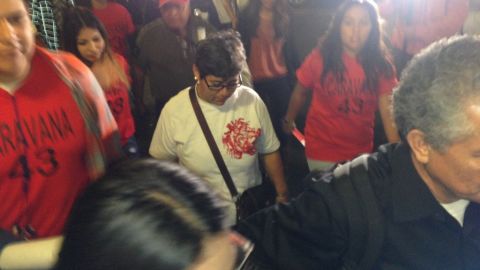 Blanca Luz Nava, de playera blanca, es escoltada por activistas y estudiantes a su llegada al aeropuerto de Los Ángeles este mediodía.