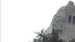 Habitantes de Ciudad de México permanecen en lugares abiertos tras un temblor.