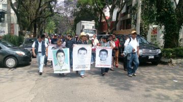 La marcha por los 43 estudiantes de Ayotzinapa se dirige a la Embajada de Cuba en el DF.