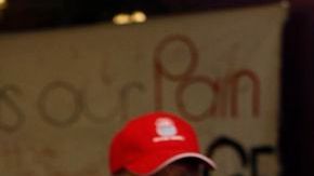 Blanca Luz Nava, madre del normalista  Jorge Álvarez, se dirige a los asistentes a la reunión en Los Ángeles.