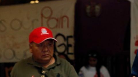 Blanca Luz Nava, madre del normalista  Jorge Álvarez, se dirige a los asistentes a la reunión en Los Ángeles.