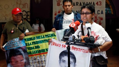 Blanca Luz Nava, madre del normalista  Jorge Álvarez, se dirige a los asistentes a la reunión en Los Ángeles.
