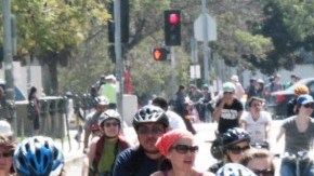 Personas participan en un evento previo de CicLAvia.