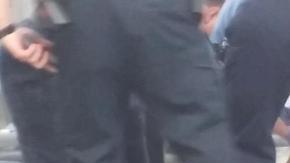 Autoridades trasladan al agresor para que sea atendido por sus heridas.