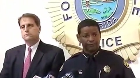 Autoridades de Fort Lauderdale informan del despido de los agentes por racismo.