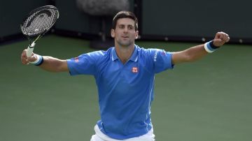 Djokovic celebra el triunfo en Indian Wells.