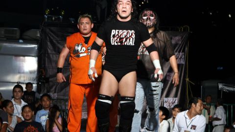El Hijo del Perro Aguayo cayó desvanecido en una pelea contra Rey Misterio.