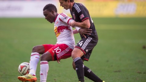 Lloyd Sam (izq), de los Red Bulls, fue el año pasado la pesadilla del D.C. United.