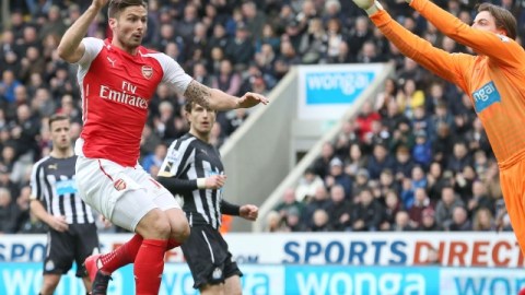 Olivier Giroud (izq), autor de los dos goles de Arsenal en el triunfo ayer sobre Newcastle.