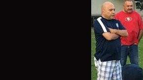 El ex jefe Ken Weldon (con suéter de Dukes) en una charla con la nueva generación de jugadores de su equipo.