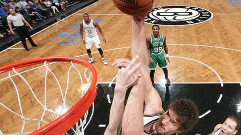 Brook Lopez consiguió 31 puntos en la derrota de Brooklyn ante los Celtics.