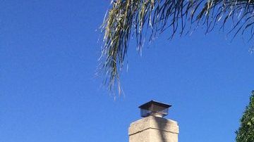 Un hombre herido y una mujer muerta a cuchilladas fueron encontrados dentro de una camioneta en Van Nuys.