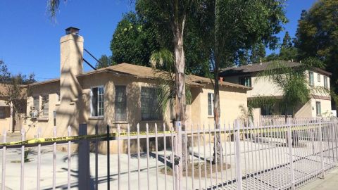Un hombre herido y una mujer muerta a cuchilladas fueron encontrados dentro de una camioneta en Van Nuys.