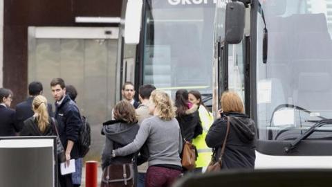 Familiares de las víctimas del accidente aéreo en Los Alpes.