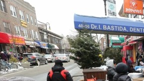 Comercios ambulantes de la Roosevelt Avenue, en NYC.