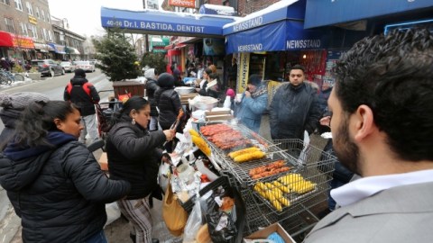 Comercios ambulantes de la Roosevelt Avenue, en NYC.