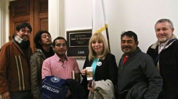 Activistas del grupo "Ayotzi43DC", que fueron recibidos por el congresista demócrata por Illinois, Luis Gutiérrez.