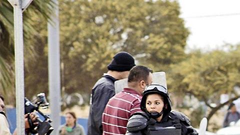 Policías desalojan a jornaleros agrícolas que protestan por mejores condiciones de trabajo en San Quintín, Baja California.