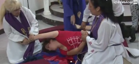 El obispo Acuña, quien dirige la Parroquia El Buen Pastor, es experto en sacar demonios a poseídos.