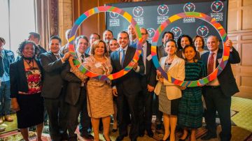 Cónsules generales de países latinoamericanos y Villaraigosa, con los círculos de inclusión.