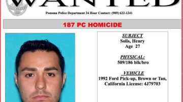 El exagente Henry Solís, de 27 años, es buscado por agencias estatales y federales por el asesinato de un joven de Pomona desde el pasado 13 de marzo.