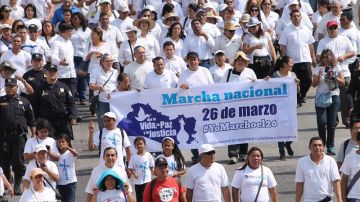 Miles de personas marchan para protestar contra la violencia en San Salvador.