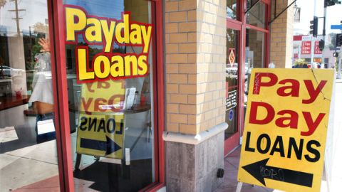 Existen muchas empresas que extienden préstamos con el aval de un cheque o promesa de pago de un empleador.