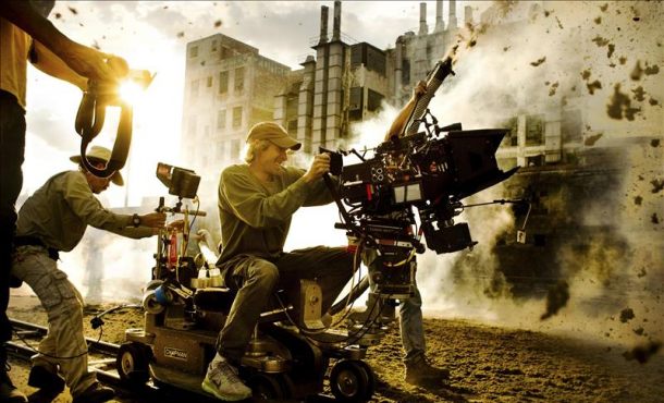 El realizador Michael Bay (d) en un momento del rodaje de la película "Transformers 4".
