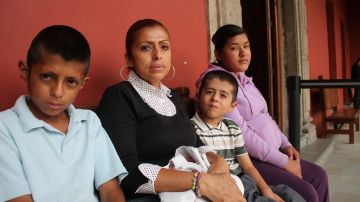María Tinoco con sus hijos, estadounidenses de padres mexicanos, sin acceso a educación ni servicios sociales en México.