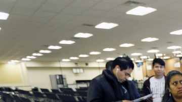 Todavía se reportan dificultades para aceptar documentos de identidad legales en el DMV.