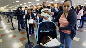 Todavía se reportan dificultades para aceptar documentos de identidad legales en el DMV.