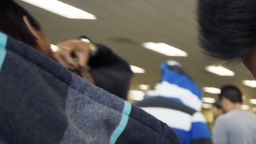 Los indocumentados siguen madrugando para obtener su licencias de conducir.