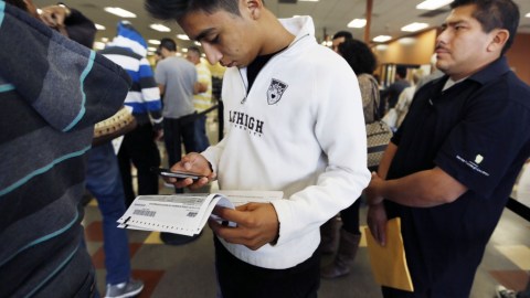 Los indocumentados siguen madrugando para obtener su licencias de conducir.