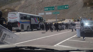 La policía detuvo un autobús de estudiantes de la escuela normal de Ayotzinapa, en Guerrero.