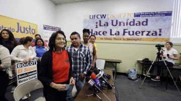 La activista Dolores Huerta se dirige a los empleados de El Súper, que desde hace meses emprenden una batalla con su empleador por un aumento de salario y mejoras laborales.