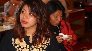 Eva Morelos llora durante el reencuentro con su familia.