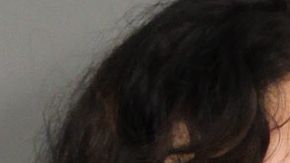 Sara Salcido al momento de su detención por el sheriff de Riverside acusada de hacer pasarse por consultora de migración y robo mayor