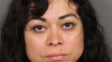 Sara Salcido al momento de su detención por el sheriff de Riverside acusada de hacer pasarse por consultora de migración y robo mayor