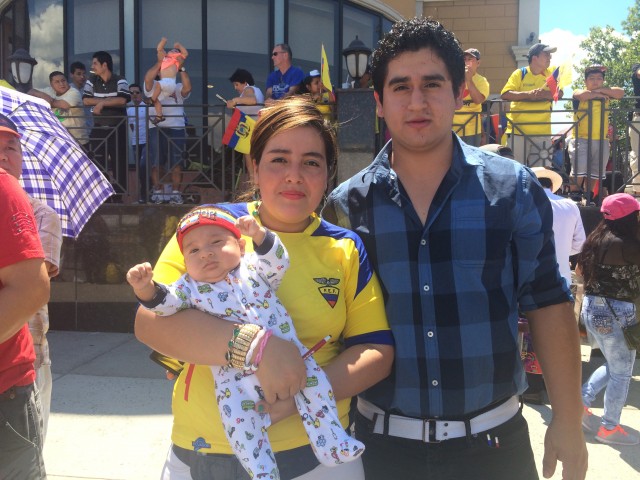 Pablo Brito y Janet Yanza junto a su bebé Eric Paul.